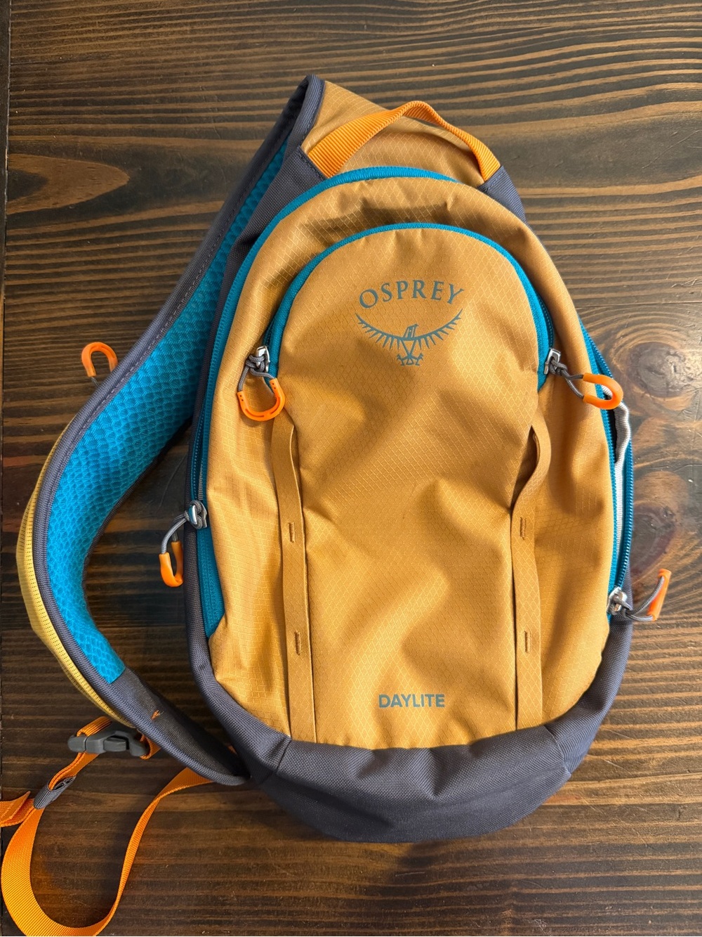 OSPREY Daylite Sling in Mustard and Teal Accents